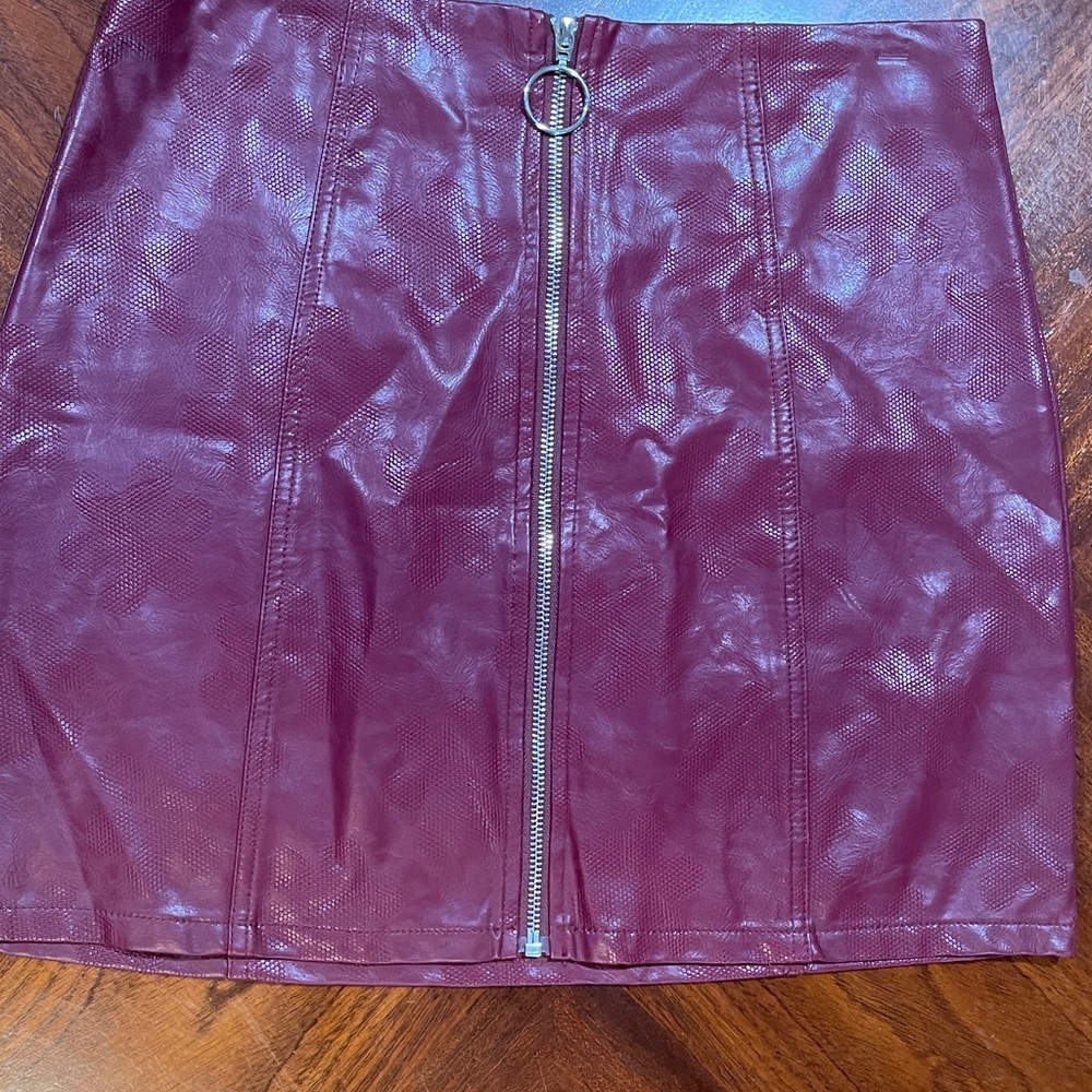 Shinestar Junior's Burgundy Red Faux Leather Zip Straight Mini Skirt Size medium